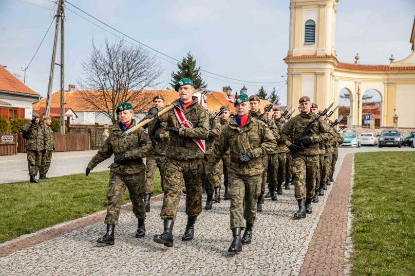 Słowa roty przysięgi wojskowej wypowiedziało w sobotę 75...