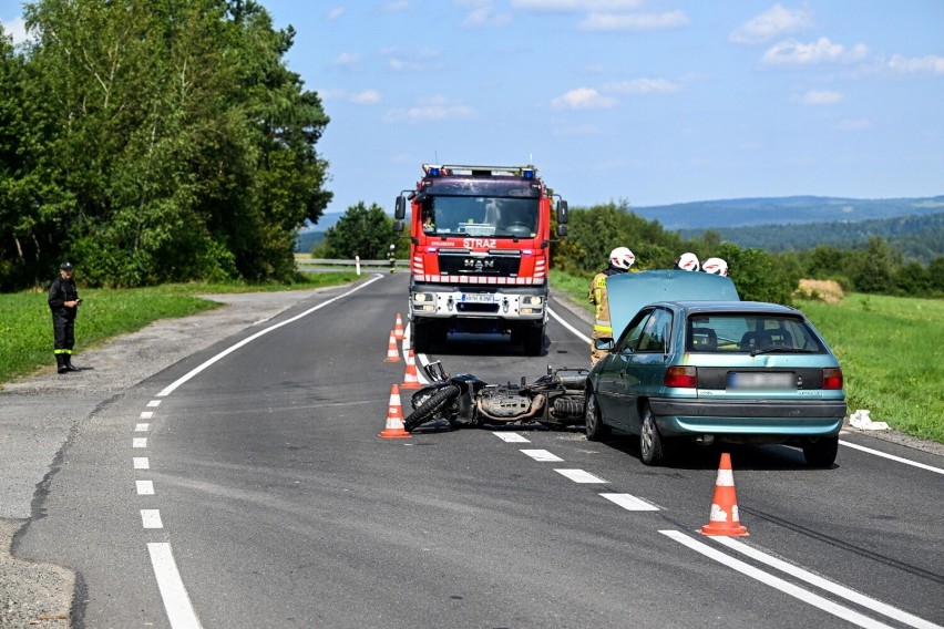 Na DK 28 w Leszczawie Dolnej w powiecie przemyskim kierujący oplem uderzył w motocyklistę [ZDJĘCIA]