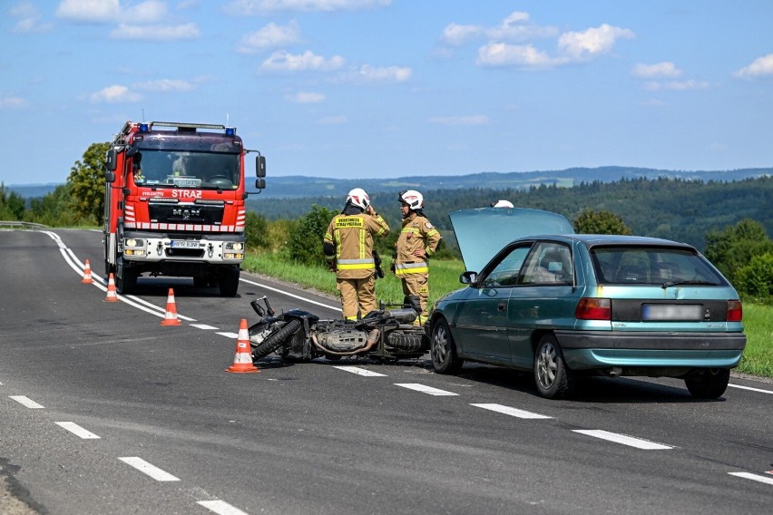 Na DK 28 w Leszczawie Dolnej w powiecie przemyskim kierujący oplem uderzył w motocyklistę [ZDJĘCIA]