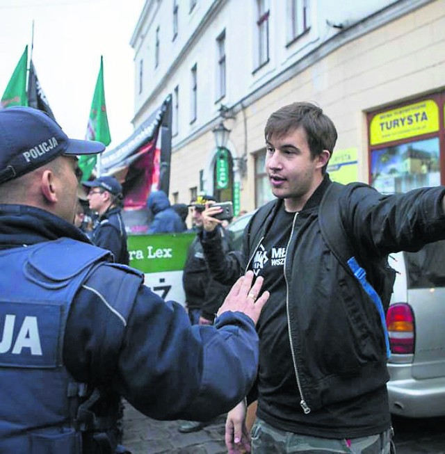 Tomasz Schabowski znany jest z różnych manifestacji i protestów Młodzieży Wszechpolskiej organizowanych w Tarnowie