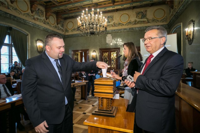 Radny Dominik Jaśkowiec (z lewej) nie otrzymał na razie odpowiedniego poparcia, by mógł zostać przewodniczącym Rady Miasta Krakowa