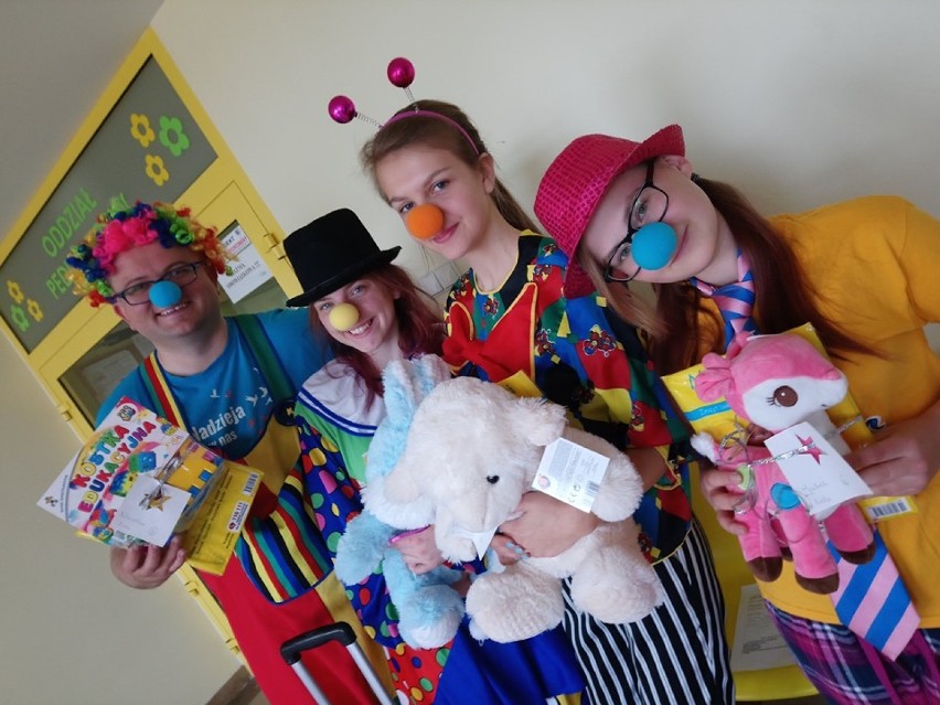  Fundacja "Dr Clown" odwiedziła szpital w Sieradzu. Promowała się też w Zduńskiej Woli [ZDJĘCIA]