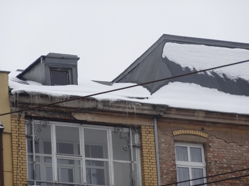 Spadający z dachów śnieg może być groźny dla przechodniów