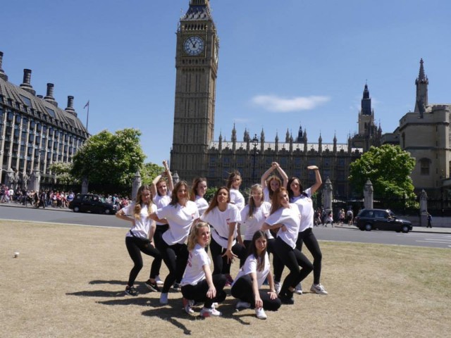 Wielki sukces odniosła formacja tańca nowoczesnego Contra z Oświęcimia, zajmując drugie miejsce w mistrzostwach Europy Cheerleaders w Manchesterze. Radość dziewczyn z oświęcimskiej formacji była tym większa, że debiutowały na tak dużej międzynarodowej imprezie.
Lepsze od nich okazały się tylko Niemki. – Różnica była naprawdę bardzo niewielka – podkreśla Paweł Kaźnica,  trener Contry, reprezentującej  na co dzień Oświęcimskie Centrum Kultury.
Tytuł wicemistrzyń Europy  wywalczony w kategorii Cheer Dance Senior był dla nich samych ogromną niespodzianką. – Przed występem w tej imprezie, liczyłyśmy w najlepszym razie na 5-6 miejsce – mówi Izabela Spadek, jedna z tancerek Contry.