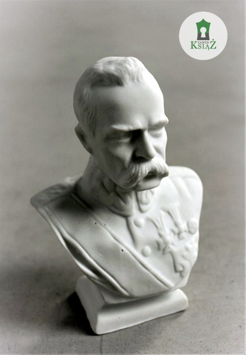Porcelanowe popiersie marszałka Józefa Piłsudskiego,...