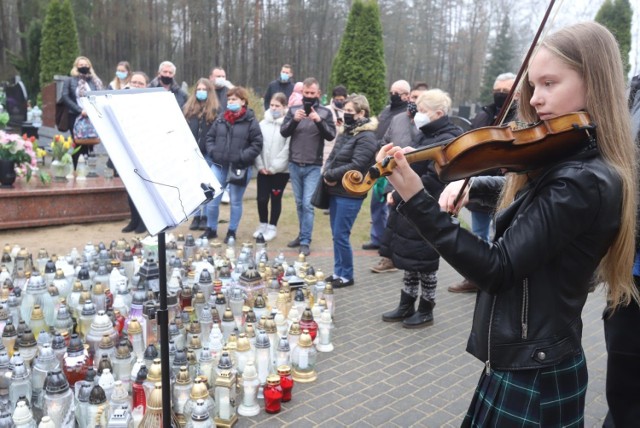 Tłumy ludzi odwiedzają grób Krzysztofa Krawczyka w Grotnikach