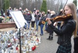 Tłumy ludzi odwiedzają grób Krzysztofa Krawczyka w Grotnikach - ZDJĘCIA