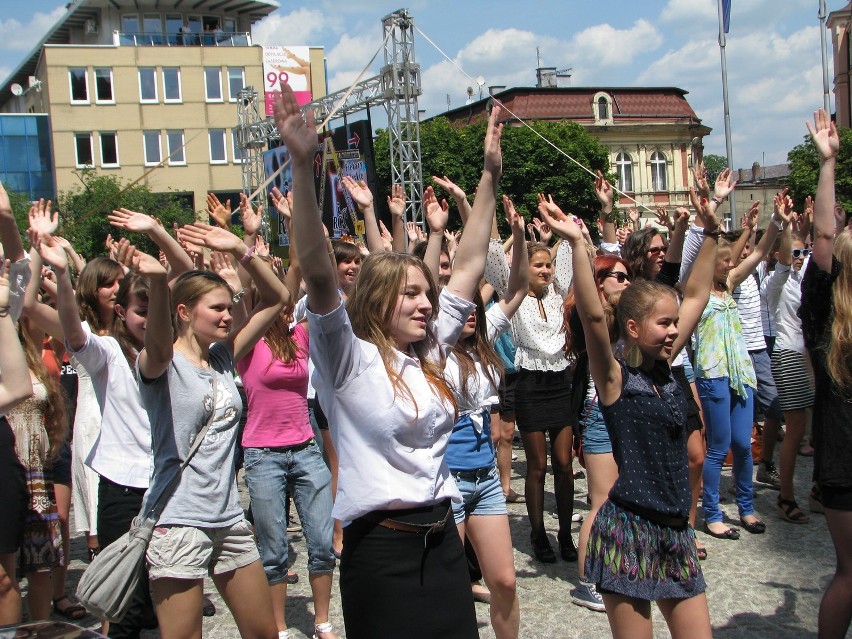 Taneczny flash mob na rynku w Tarnowskich Górach [ZDJĘCIA+FILM]