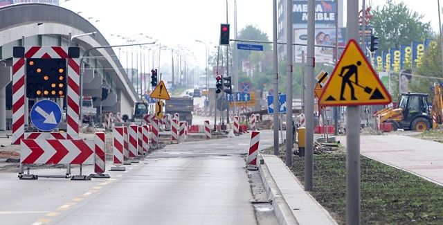 W sobotę, 9 czerwca od godz. 15.00 odbędzie się duże zgromadzenie publiczne i przemarsz. Uczestnicy zbiorą się na rondzie ONZ, a następnie przejdą ulicami: Świętokrzyska  – Marszałkowska – Al. Jerozolimskie – al. Jana Pawła II – al. „Solidarności” – pl. Bankowy – Marszałkowska do wysokości ul. Widok. Swoje trasy zmienią autobusy linii: 102, 105, 107, 109, 111, 116, 117, 127, 128, 131, 158, 160, 171, 174, 175, 178, 180, 190, 222, 227, 501, 503,  504, 507, 517, 518, 519, 520, 521, 522, 525, 527 i 700. W czasie wyłączenia ruchu tramwajów w ul. Marszałkowskiej, Al. Jerozolimskich, al. Jana Pawła II i w al. „Solidarności” na zmienione trasy zostaną skierowane tramwaje linii: 4, 7, 9, 13, 15, 17, 20, 22, 23, 24, 25, 26, 33, 35, 70 i linii T.