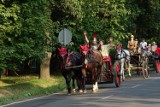 WSCHOWA. Parada powozów konnych przez miasto z okazji zawodów w powożeniu. [ZDJĘCIA]