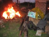 Straż miejska w Rybniku: Palił na placu  opony i zderzak samochodowy, groził strażnikom widłami
