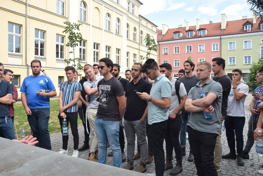 Młodzi Żydzi odwiedzili Kalisz i sprzątali zabytkowy...