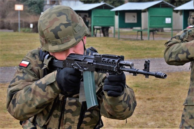 Opolscy żołnierze rozpoczęli szkolenia związane z objęciem dyżuru grupy bojowej Unii Europejskiej.