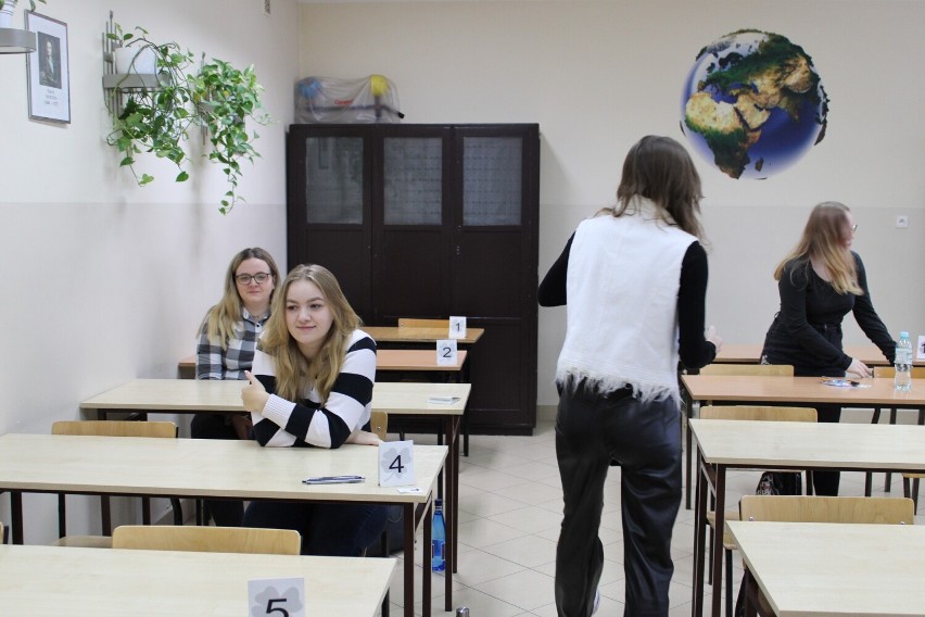 Próbna matura z języka polskiego w Radomiu. Uczniowie mieli podejście do egzaminu w nowej formule. Zobaczcie zdjęcia