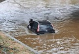 Pływający samochód w Lubuskiem! Kobieta zjechała z drogi w Gubinie i wpadła do rzeki