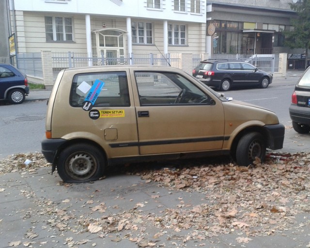 Porzucony samochód na ul. Prądnickiej nie dość, że zajmuje ...