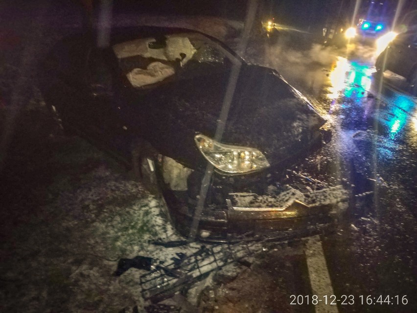 Wypadek w Otłówku. Czołowe zderzenie dwóch samochodów, rannych pięć osób [ZDJĘCIA]