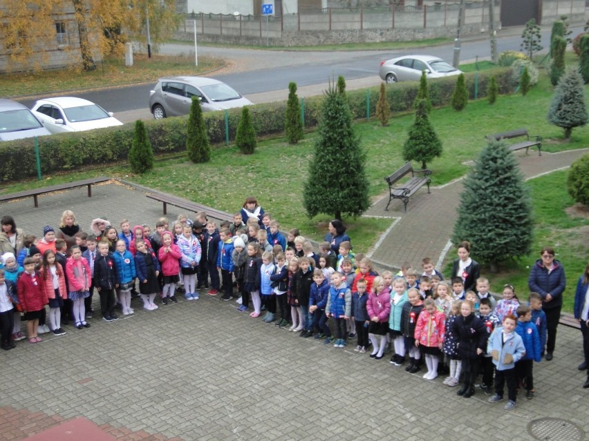 Szkoła Podstawowa w Kamieńcu włączyła się w akcję „Rekord dla Niepodległej” [ZDJĘCIA]