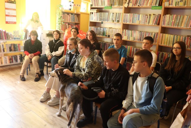 Uczniowie Zespołu Szkolno – Przedszkolnego w Kikole wzięli udział w spotkaniu z Krzysztofem Nowakowskim autorem książek  „23 kilometr” i „Lapońska przygoda Mai”.  