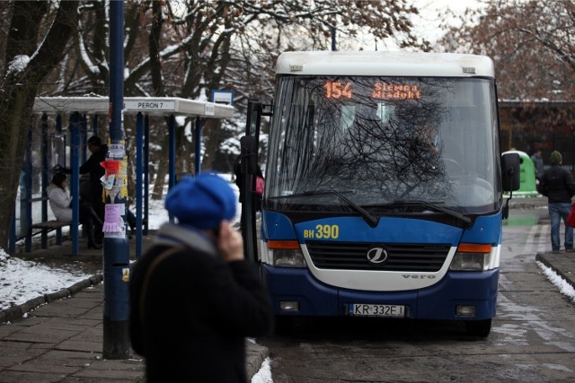 Po rocznych spotkaniach z urzędnikami, udało się przywrócić kursowanie linii 154 do dworca. Teraz mieszkańcy Azorów przegłosowali korektę w jego trasie, aby zmniejszyć tłok w autobusie nr 130.