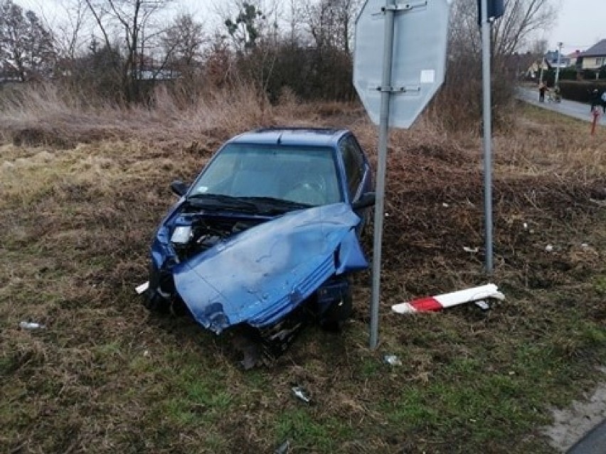 Wypadek w Tarnobrzegu. Zderzenie samochodu osobowego z szynobusem. Kierowca zbiegł z miejsca zdarzenia. Zobacz zdjęcia