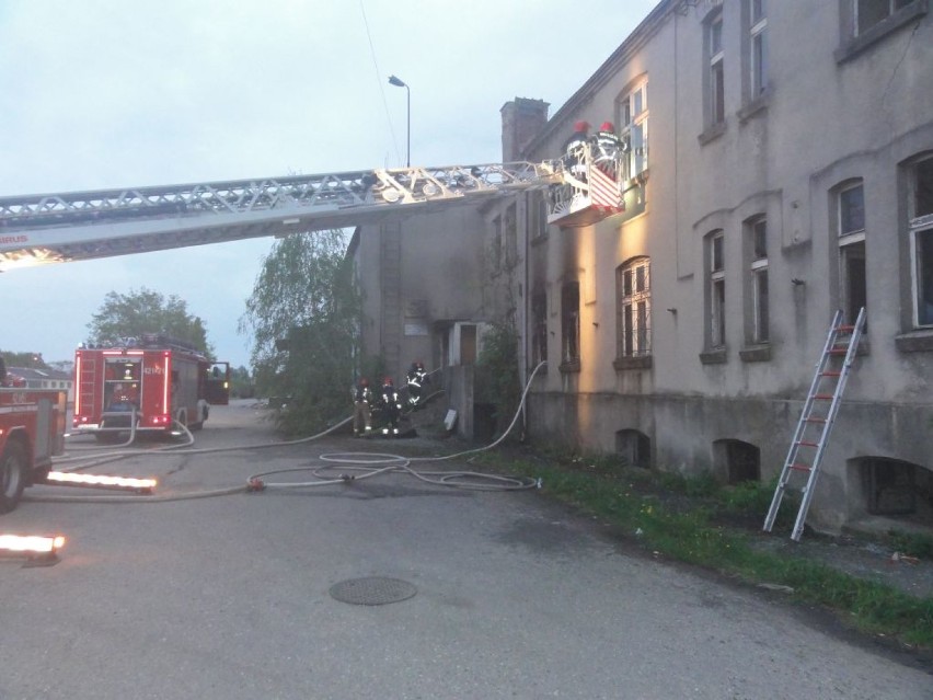 Groźny pożar pustostanu na ulicy Chrobrego w Gnieźnie