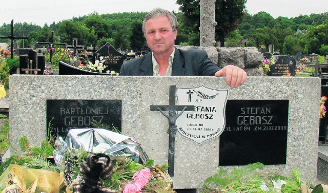 Zdzisław Gębosz, bratanek pani Stefanii przy grobie tragicznie zmarłej