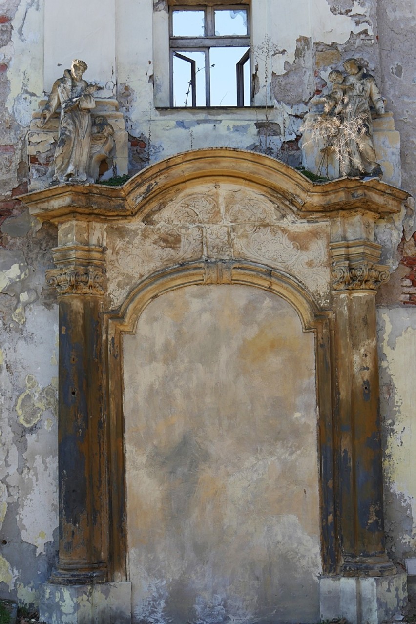 Zabytkowy klasztor w Legnicy na ulicy Chojnowskiej. Znasz historię tej XVIII-wiecznej budowli, która dziś popada w ruinę? [ZDJĘCIA] 