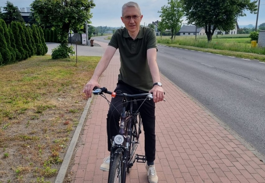 Pleszew. Burmistrz Arkadiusz Ptak jak prezydent Poznania. Do pracy przyjechał na rowerze