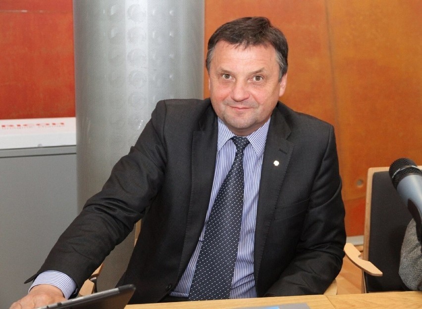 Radni powiatowi w Łasku wygasili mandat Cezaremu Gabryjączykowi