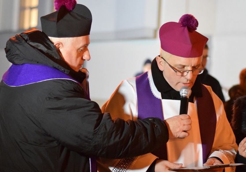 Setki mieszkańców Jarosławia uczestniczyło w drodze...