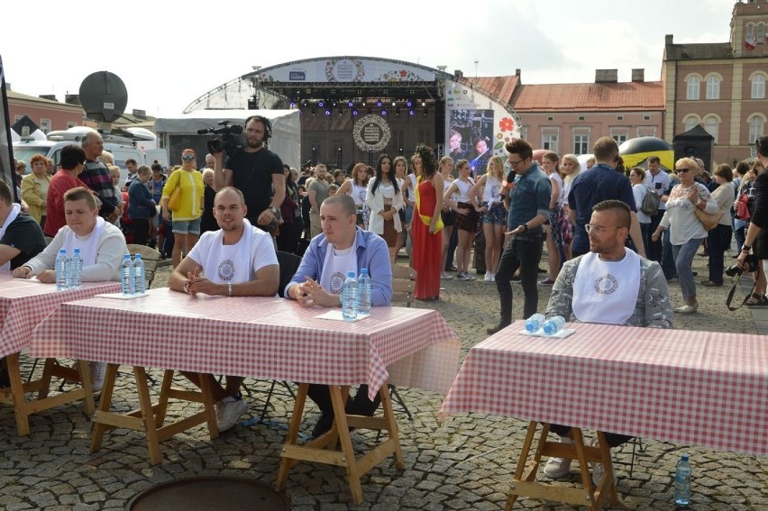 Święto kwiatów 2018: Żarłoki! - konkurs jedzenia burgerów na czas [ZDJĘCIA]