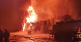 Jaworzno: Hala przy ul. Dąbrowskiej paliła się w nocy. Gaszenie pożaru trwało ponad cztery godziny