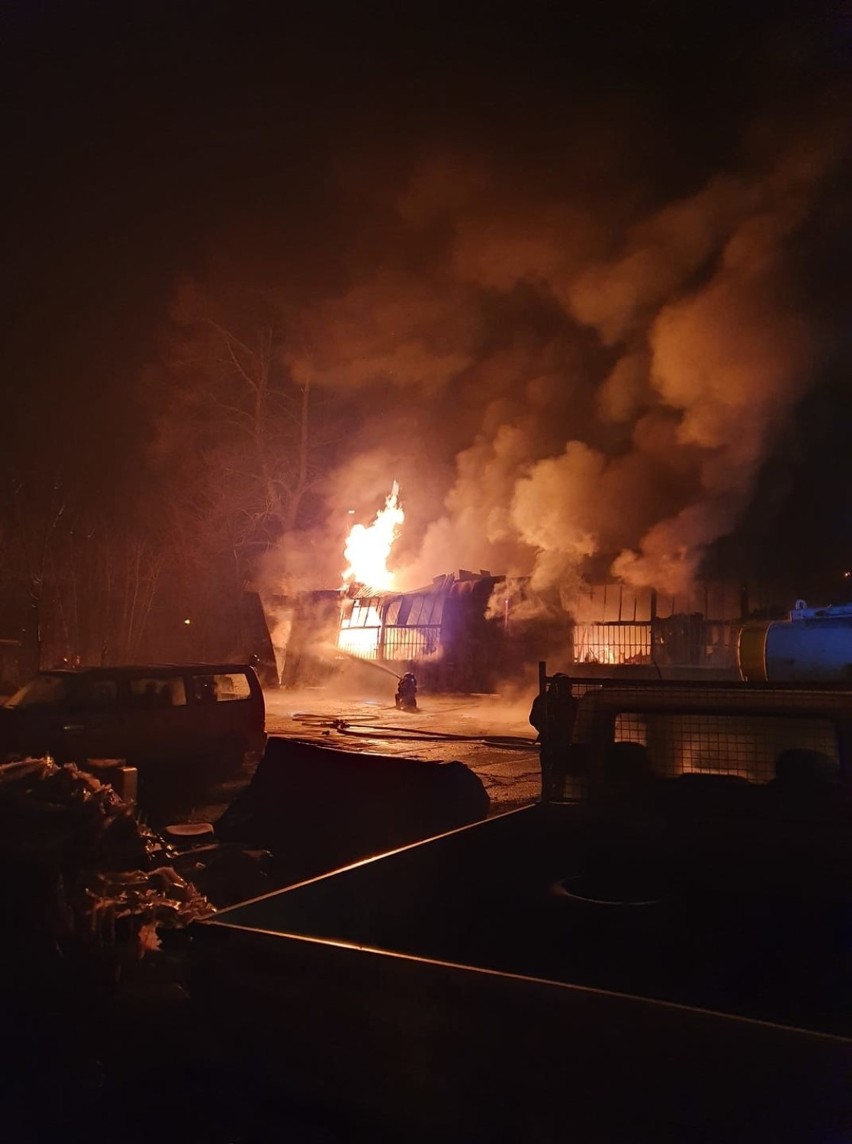 Pożar hali przy ul. Dąbrowskiej w Jaworznie