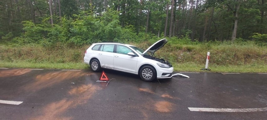 Samochód wypadł z drogi i uderzył w drzewo. Trzy osoby zostały ranne  