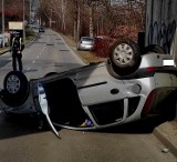 Jastrzębie: wystraszył się policji, gwałtownie zahamował i... dachował. Dostał pokaźny mandat