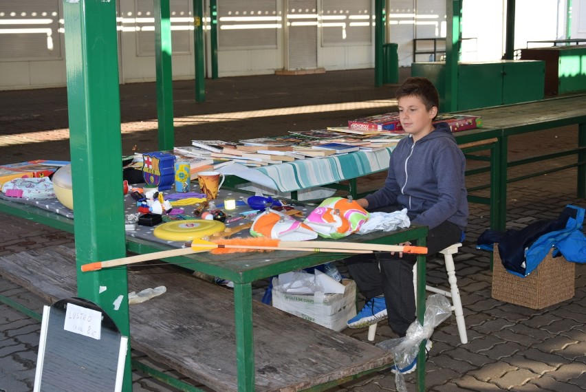 Akcja „Wietrzenie szaf” na targowisku w Pile przy ul. Ludowej była okazją do sprzedaży zbędnych rzeczy i zrobienia zakupów. Zobacz zdjęcia