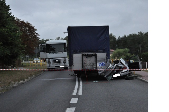 Tragedia w Brzustowcu. Od ciężarowego TIR-a wypięła się naczepa, która czołowo uderzyła w vw gola. Śmierć na miejscu poniósł kierowca gola.