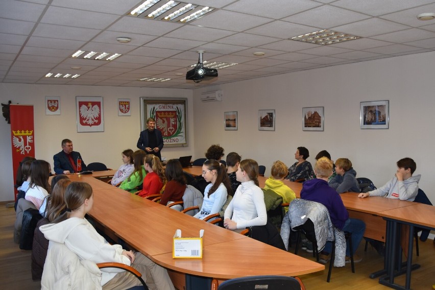 Lekcja Wiedzy o Społeczeństwie w Urzędzie Miejskim w Rogoźnie 