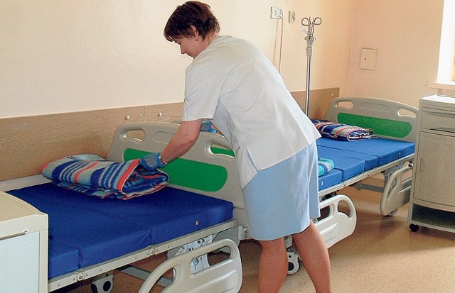 Łóżka na nowym oddziale geriatryczno-rehabilitacyjnym w większości stoją puste