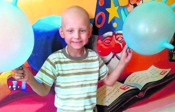 Czteroletni Oskar Siemaszkiewicz jest chory  na złośliwy nowotwór. By móc wyleczyć chłopca, niezbędna jest kosztowna kuracja, w zagranicznej klinice