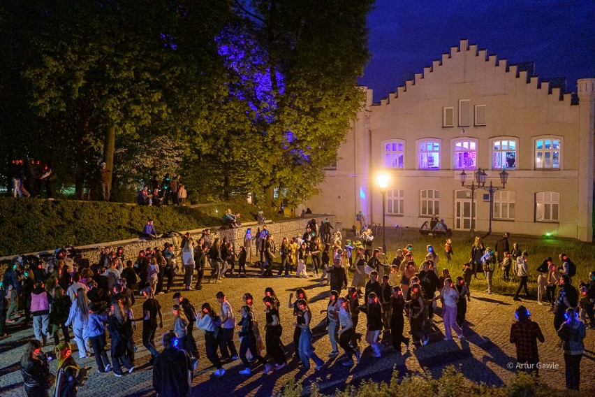 Silent Disco w Tarnowie. Impreza przy muzyce ze słuchawek w Parku Strzeleckim przyciągnęła tłumy. To była doskonała zabawa. Mamy zdjęcia!