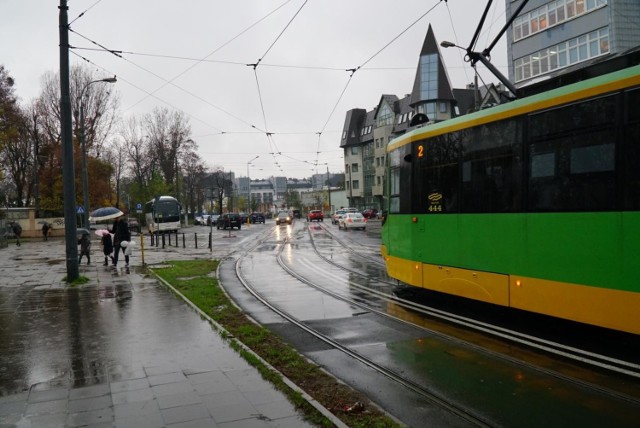 Do zdarzenia doszło w piątek, 6 marca na ul. Zwierzynieckiej. Na wysokości przystanku stanął tramwaj linii numer 2, jadący w kierunku Dębca.