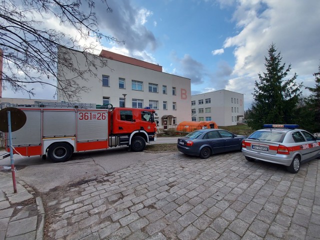 Przed wejściem na oddział zakaźny w piątek 13 marca, popołudniu rozstawiono namioty, które prawdopodobnie będą służyły do wstępnej diagnozy pacjentów