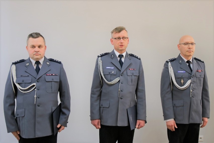 Od lewej stoją: pierwszy zastępca komendanta powiatowego...