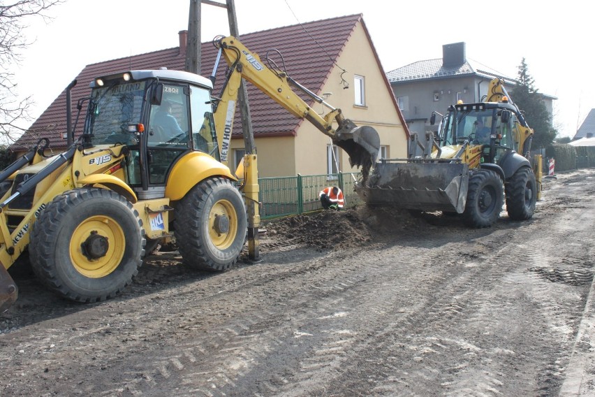 Droga w Krzeczynie jak ser szwajcarski. Drogowcy robią wszystko aby było lepiej (ZDJĘCIA)