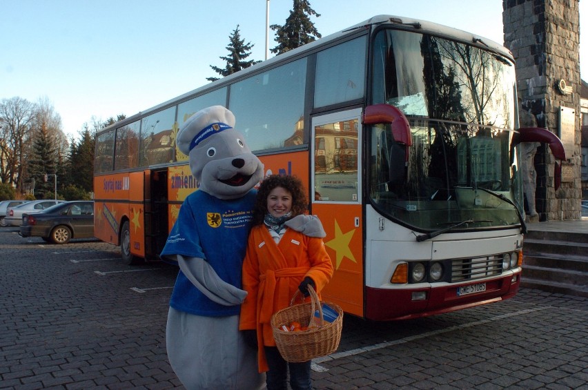 Słupsk: Pomarańczowy unijny autobus stanął na placu Zwycięstwa