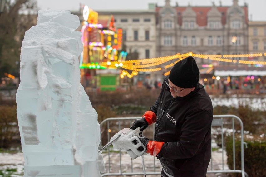 Pokaz rzeźbienia w lodzie 4 grudnia 2022 r. był jedną z...