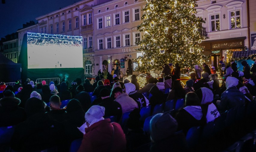 Kilkudziesięciu kibiców dopinguje Polskę w strefie kibica na...