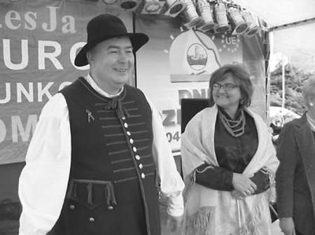 Burmistrz Czeladzi Marek Mrozowski z żoną Iloną podczas jarmarku europejskiego, gdzie paradował w chłopskim stroju z połowy XIX w.